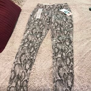 Tinseltown ladies high rise skinny jeans. Size 1/25. Never worn with tags.